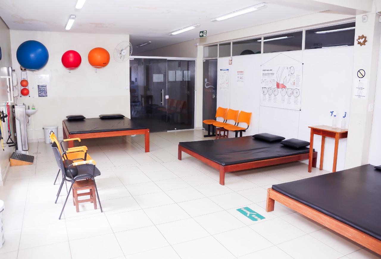 Sala de atendimento com bolas suíças